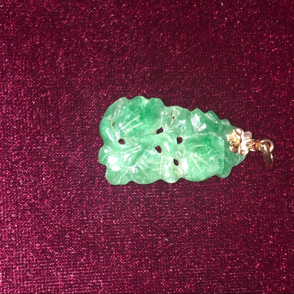 Jade pendent with 10kt gold